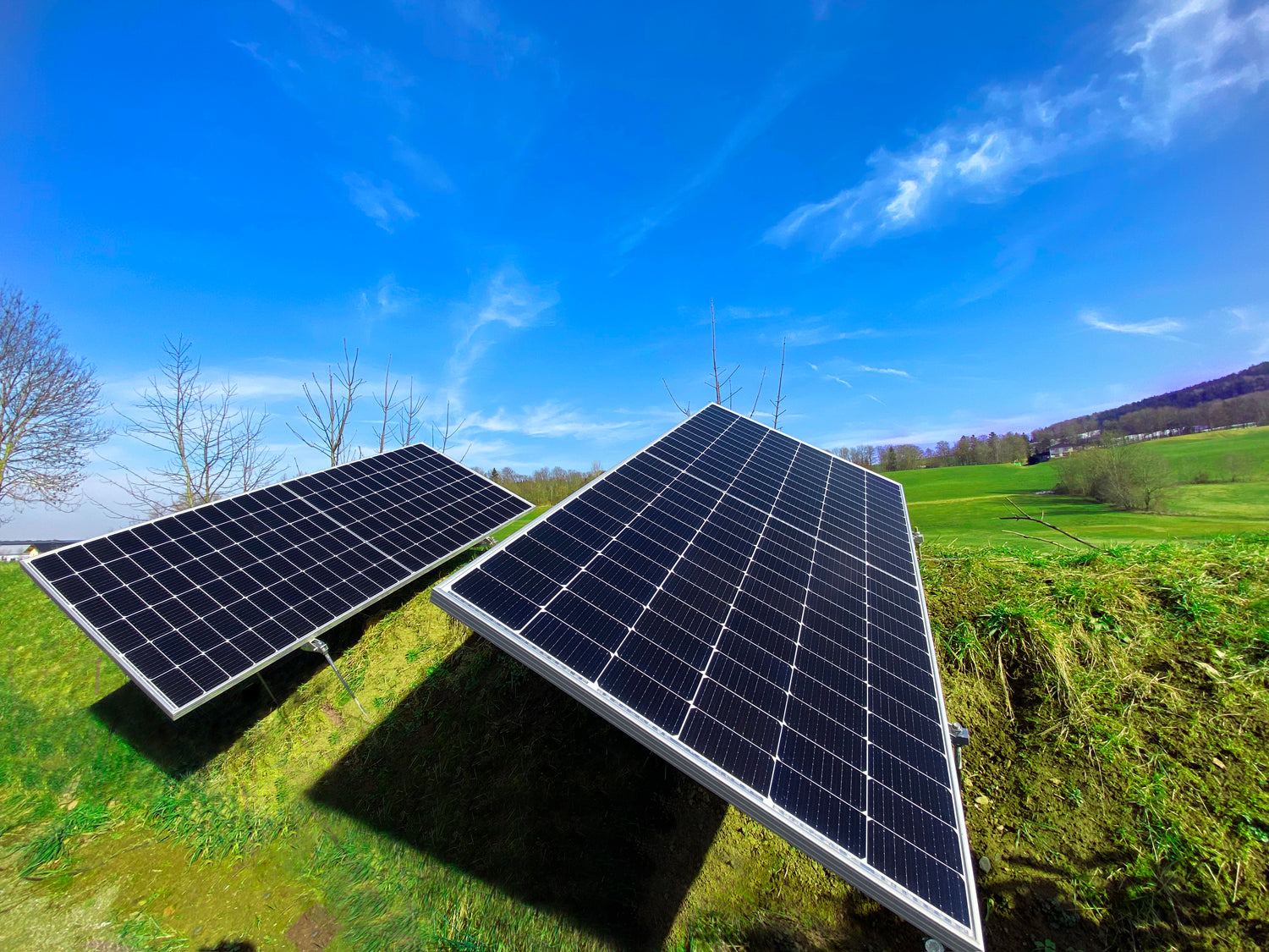 Unser EnergyFarm Power Set 800W: Zwei Balkonkraftwerke von der HSL Energy Farm auf einer grünen Wiese - umweltfreundliche und platzsparende Photovoltaikanlagen für den eigenen Balkon oder Garten.