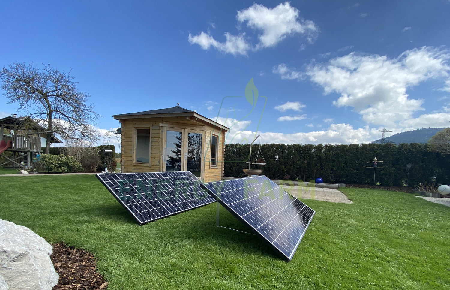Unsere EnergyFarm Power 800W mit unserer Aluminium-Aufständerung auf einer grünen Wiese - umweltfreundliche und platzsparende Photovoltaikanlagen für den eigenen Balkon oder Garten.